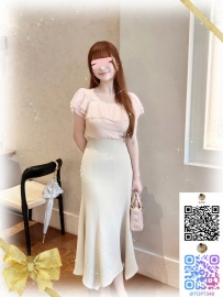 色白で滑らかな肌は触