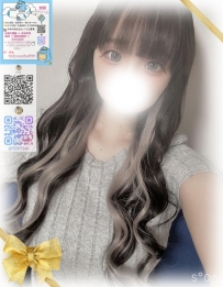 清楚で美しい顔立ちの学生さん