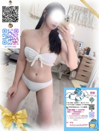 膝をつくと胸元が際立ち