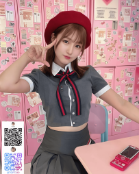 制服コーデに赤いベレー帽という小悪魔