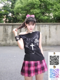 ピンクとブラックを大胆にミックスしたY2Kストリートコーデで
