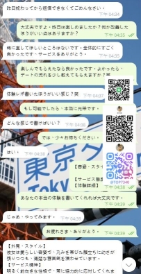 彼女は愛らしい容姿で