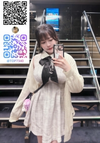 清楚系オフィス風の格子ワンピで現れる彼女は