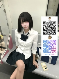 ホテルの灯りを落とし、制服のまま優しくキス。Dカップで顔を包み