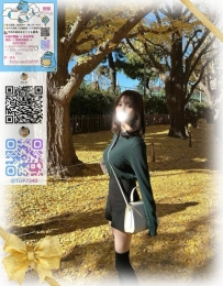 豊満なバスト、長く美しい脚