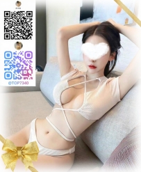 透き通るような白い肌が印象的