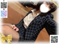 小柄ながらも魅惑的な瞳を持つ可憐な彼女