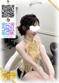 彼女は車のモデルで