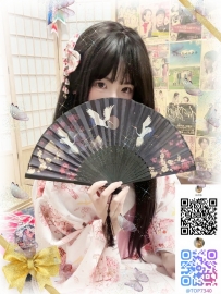 スラリと伸びた美脚に